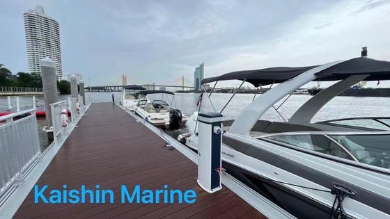 Passerelle flottante en aluminium résistant à la corrosion avec revêtement en WPC antidérapant et rampe personnalisée