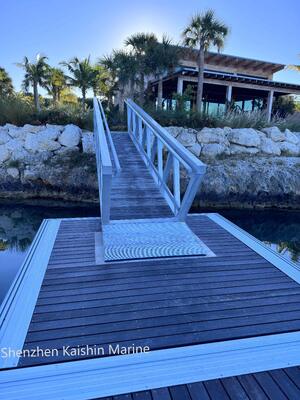 Passerelle en aluminium marine avec alliage d'aluminium de qualité marine 6061 T6, manœuvres de hauteur de 1,1 m et terrasse en WPC pour accès au quai flottant