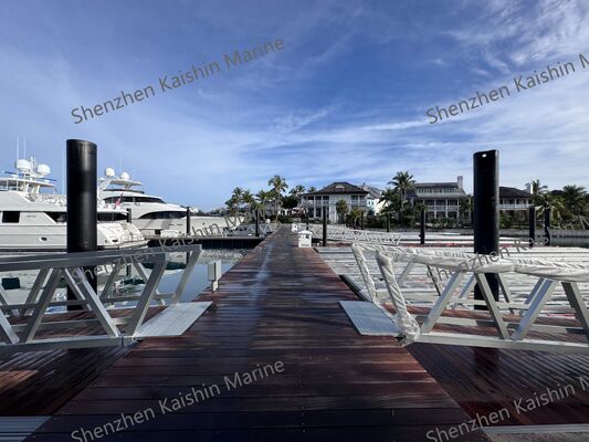 Passerelle en aluminium marine avec poignées de 1,1 m de hauteur et plancher en WPC pour l'accès au ponton flottant du quai