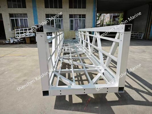 L'alliage d'aluminium antidérapant 6061-T6 est utilisé comme passerelle maritime avec une capacité de chargement de 400 kg/m2 et une durée de vie de 15 à 20 ans pour le pont flottant du quai.