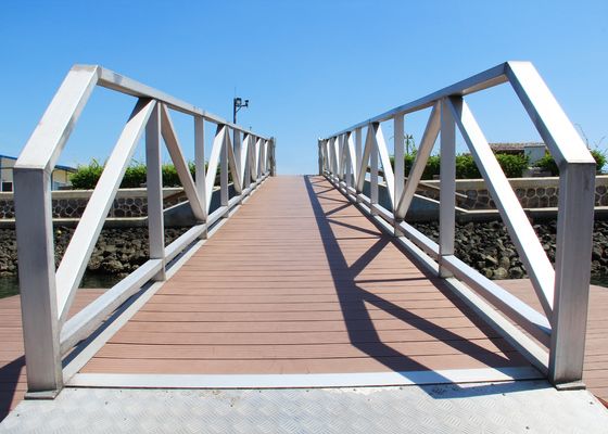 Options personnalisables Passerelles en aluminium marine avec une capacité de chargement de 300 kg / m2 Utilisation de ponton flottant de quai